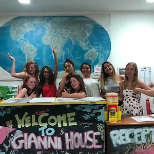 Gianni House Backpackers Giardini Naxos